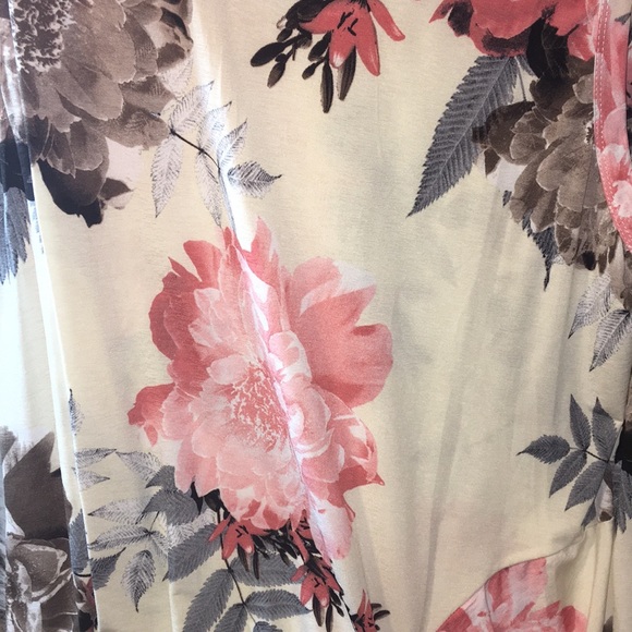 Last 1!! Ivory Floral Top Medium - Picture 2 of 3